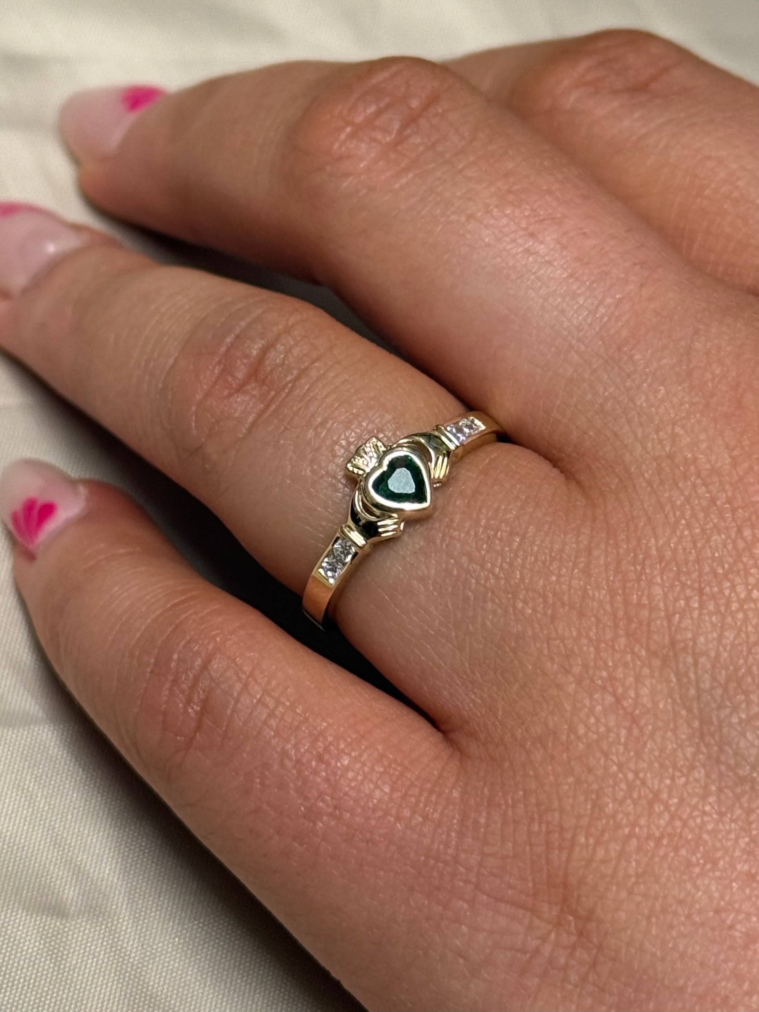 9ct Yellow Gold Small Green Stone Rub-over Claddagh Ring