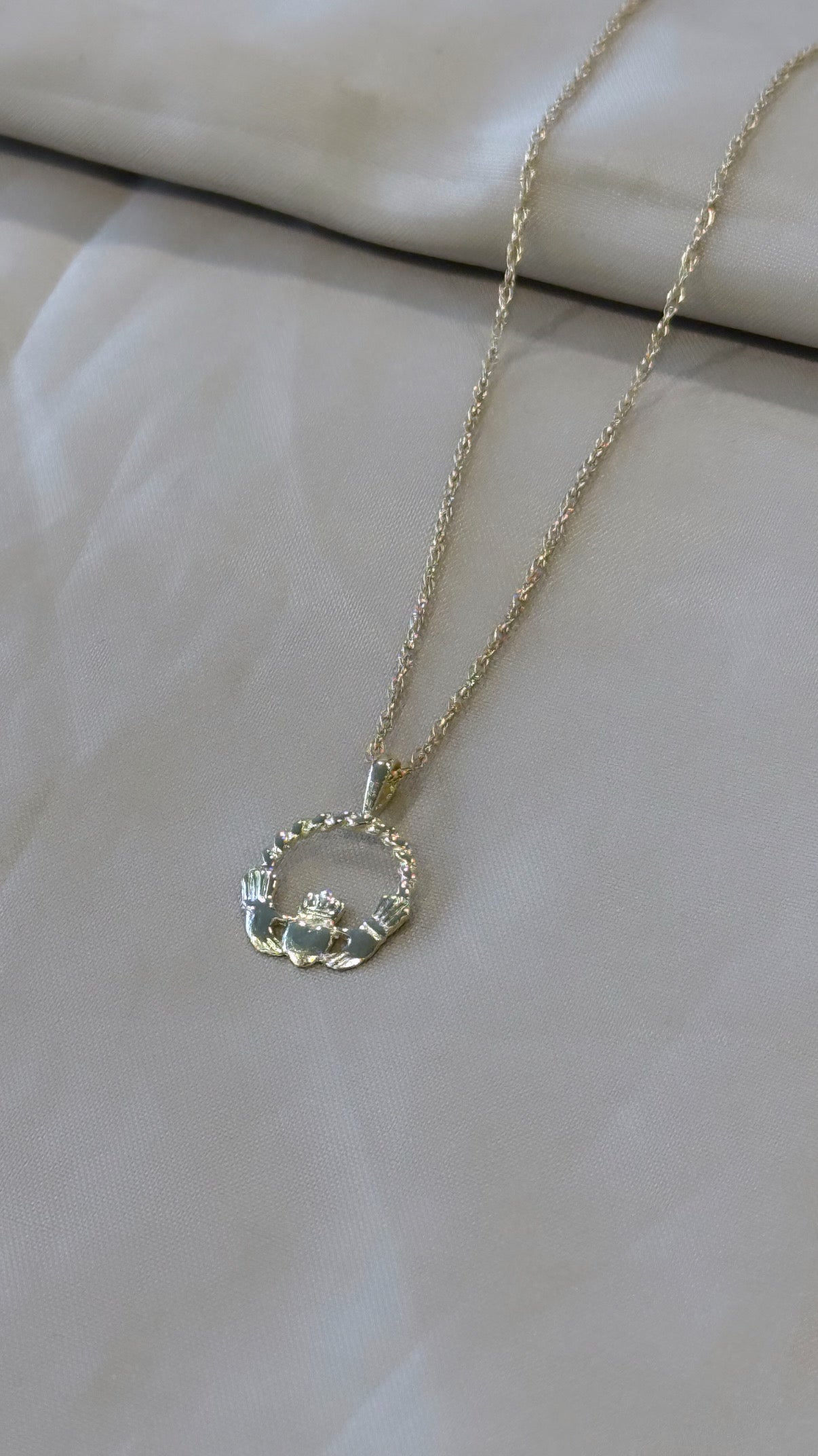 9ct Yellow Gold Claddagh Twist Small Pendant