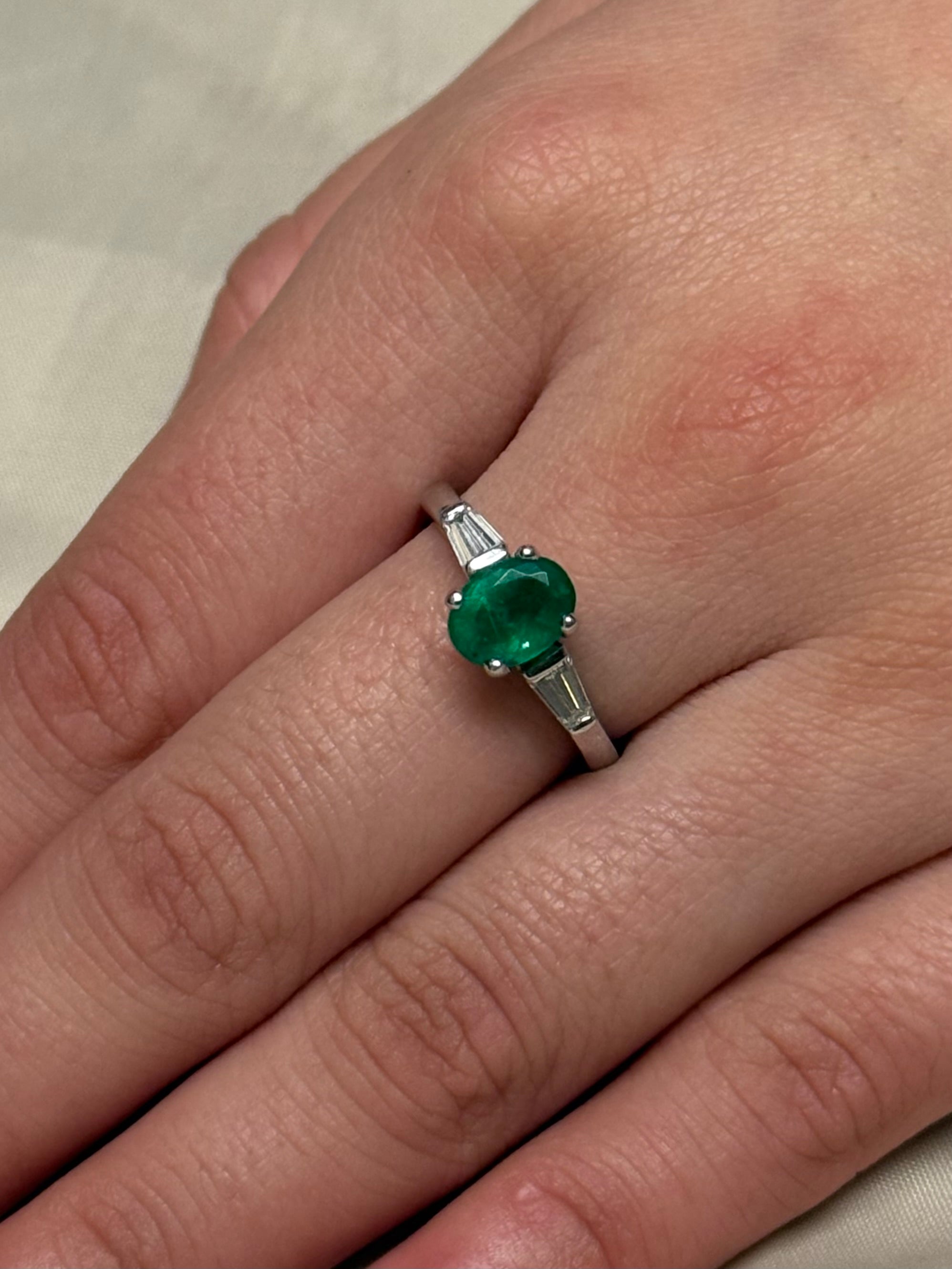 18K White Gold Oval Emerald with Baguette Diamond Side Stones