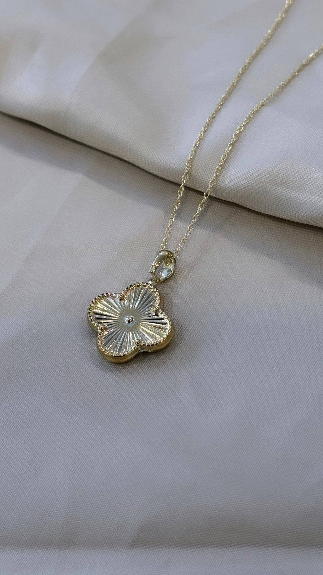 9ct Yellow Gold Textured Clover Pendant