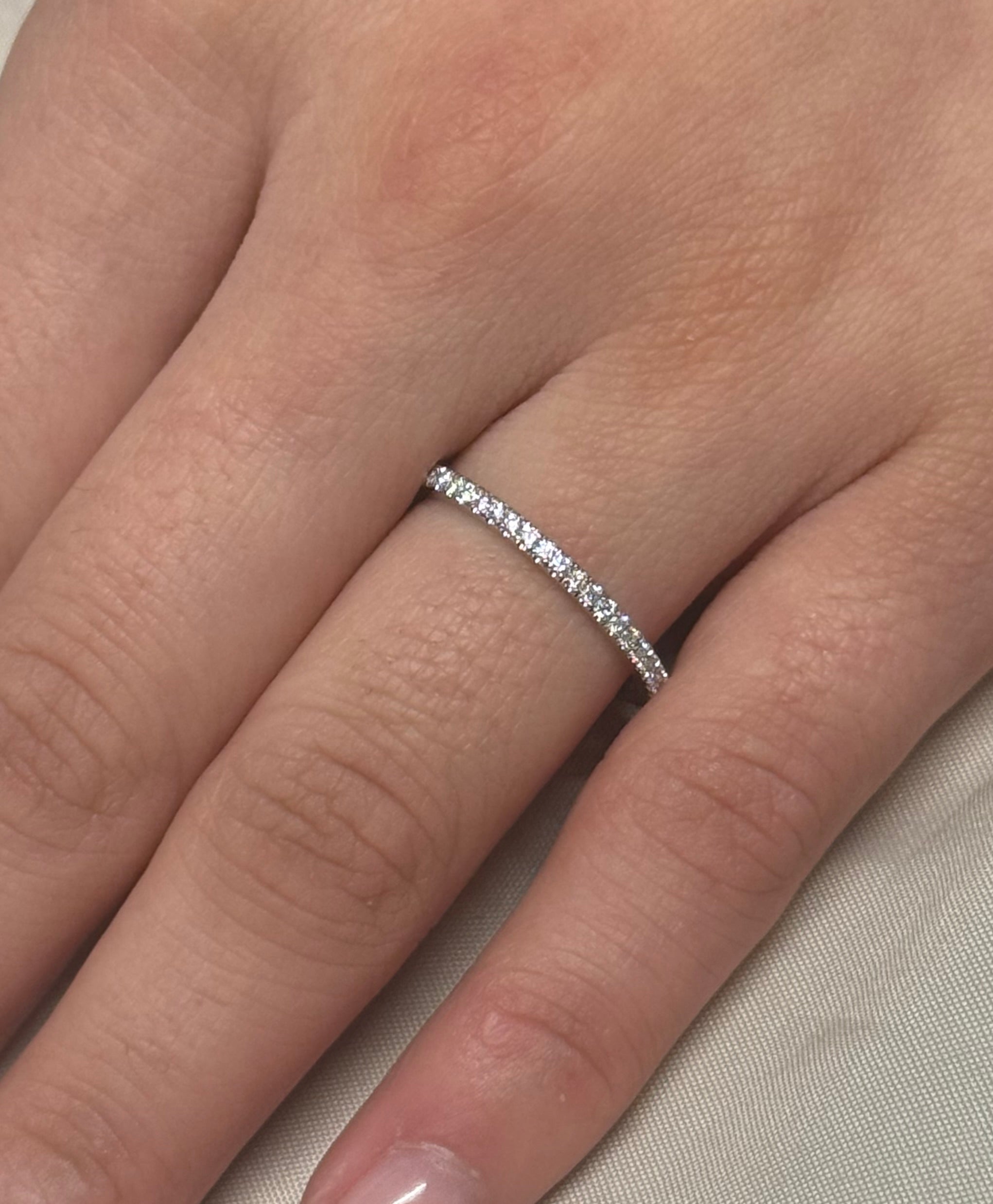 18k Yellow Gold Mini Claw Diamond Wedding Band