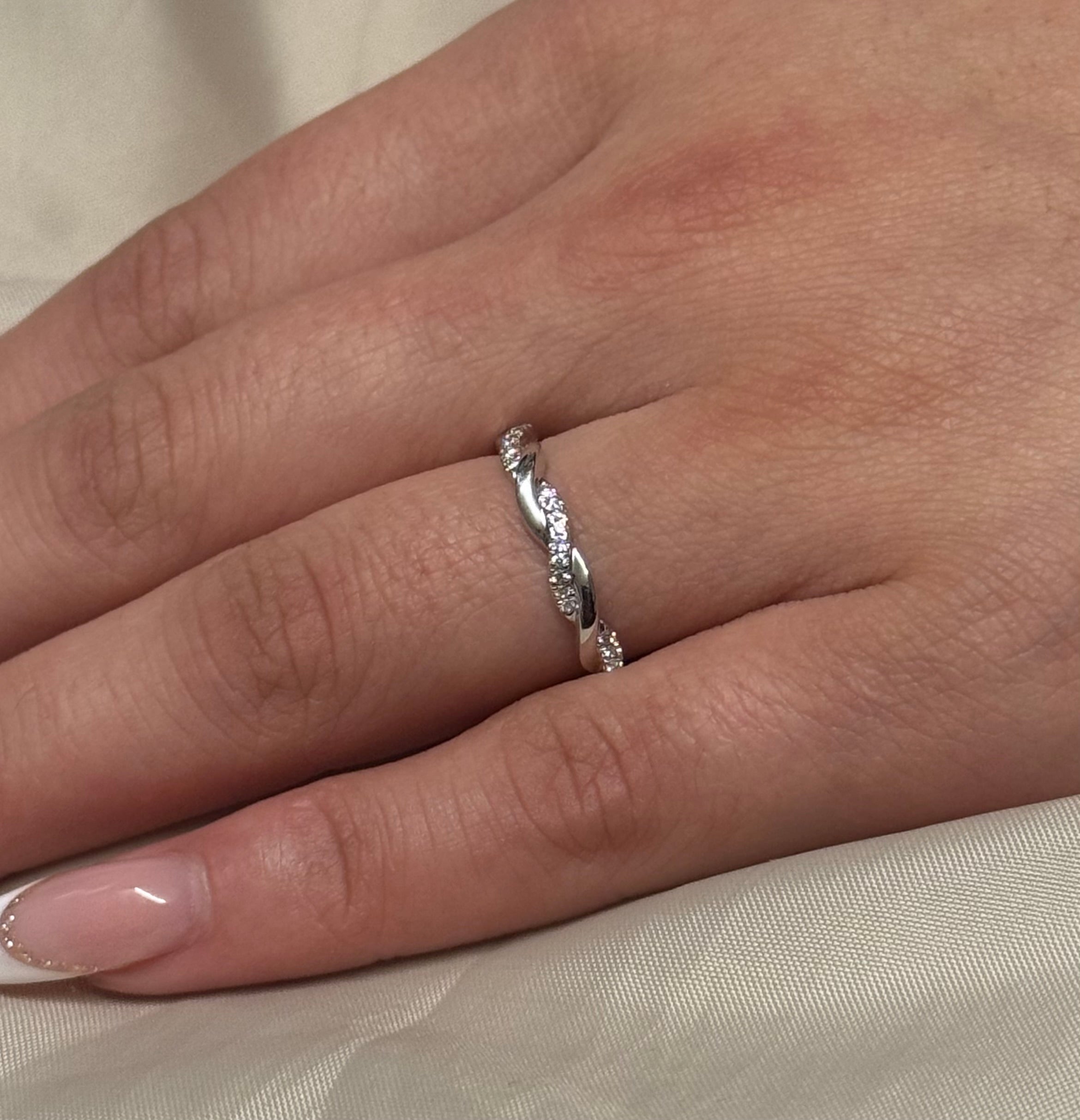 9k White Gold Twist Diamond Band