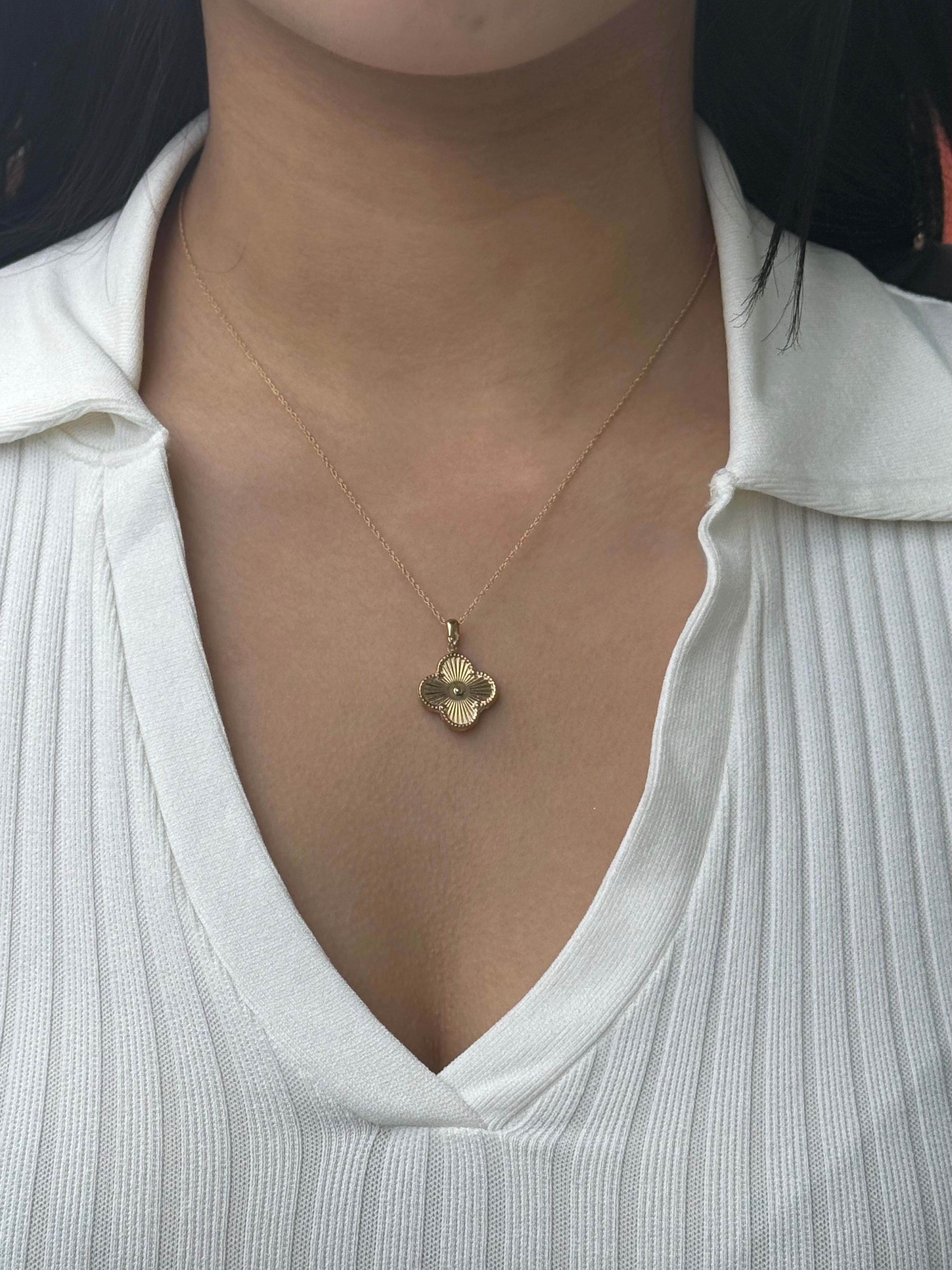 9ct Yellow Gold Textured Clover Pendant