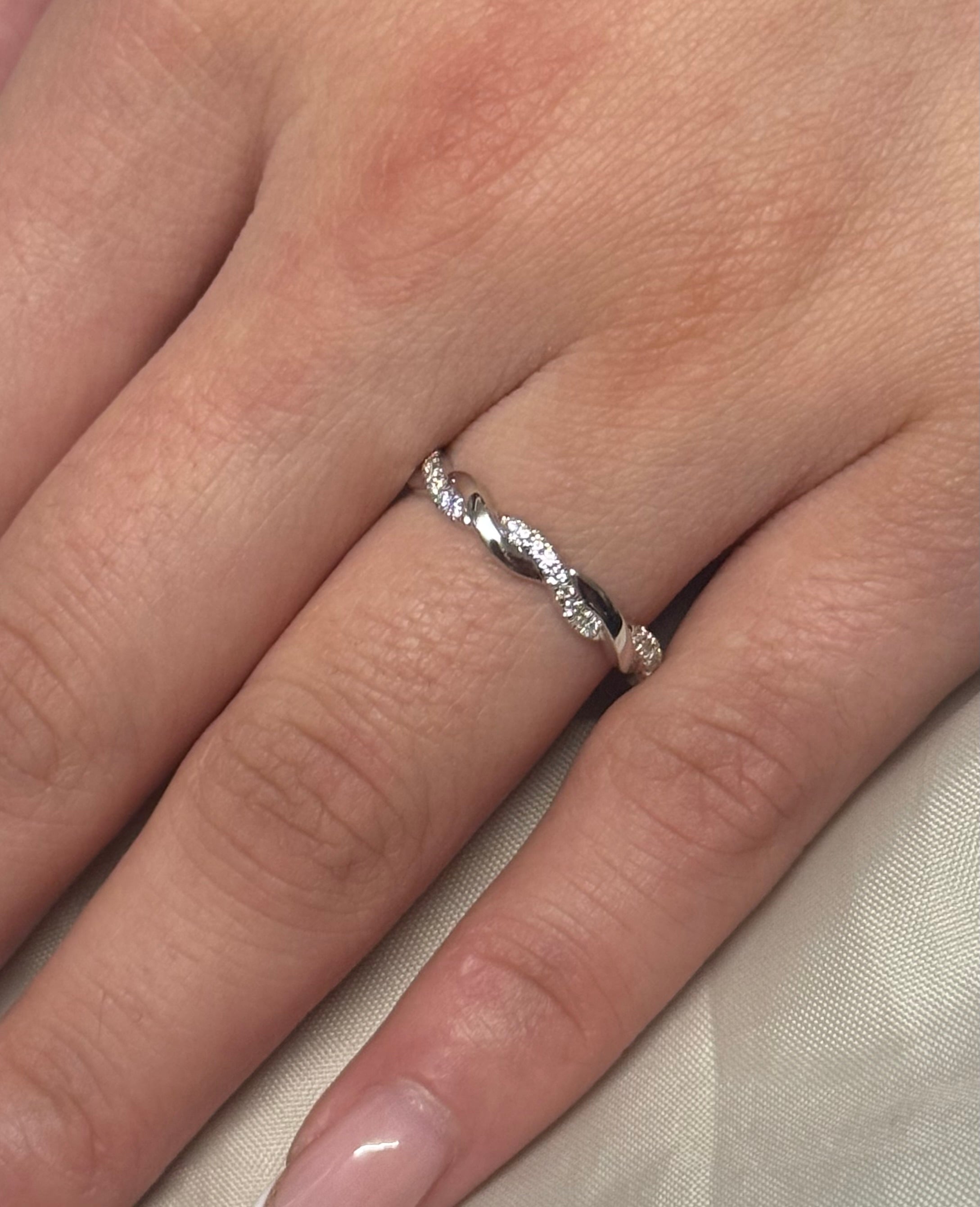 9k White Gold Twist Diamond Band