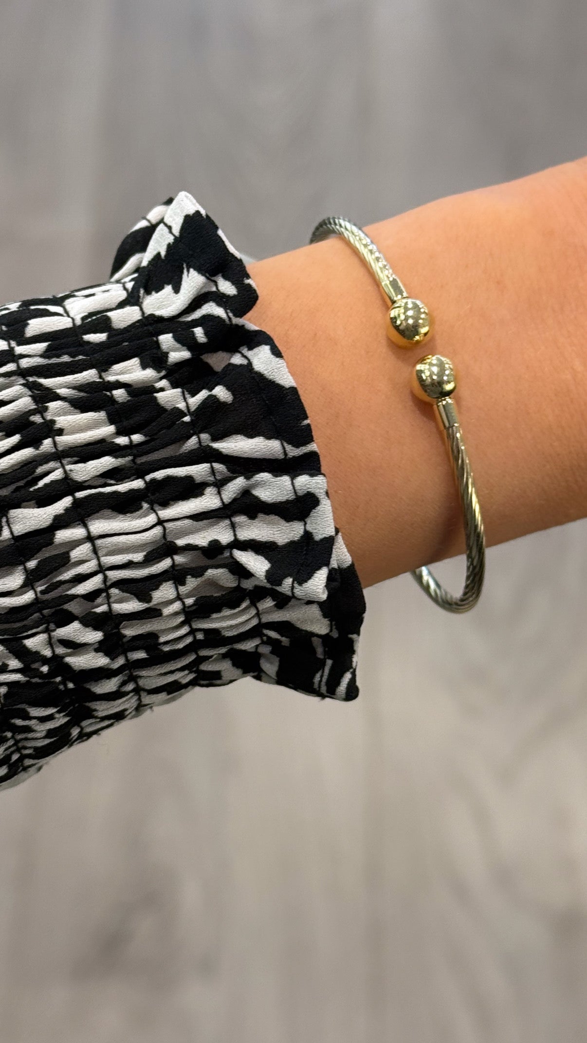 9ct Yellow Gold Twisted Torque Hinged Bangle
