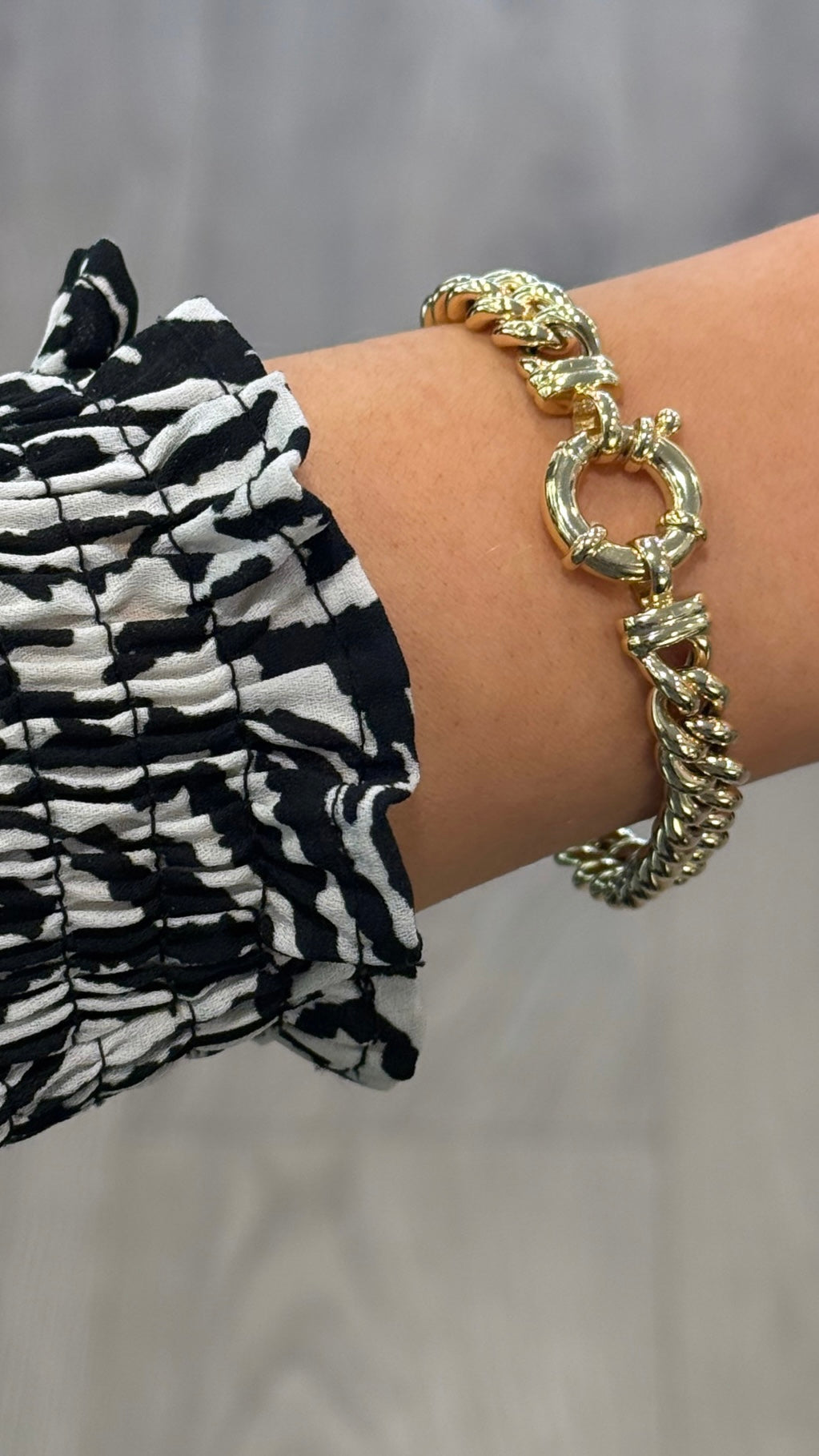 9ct Yellow Gold Rounded Curb Link With Spanish Bolt Bracelet