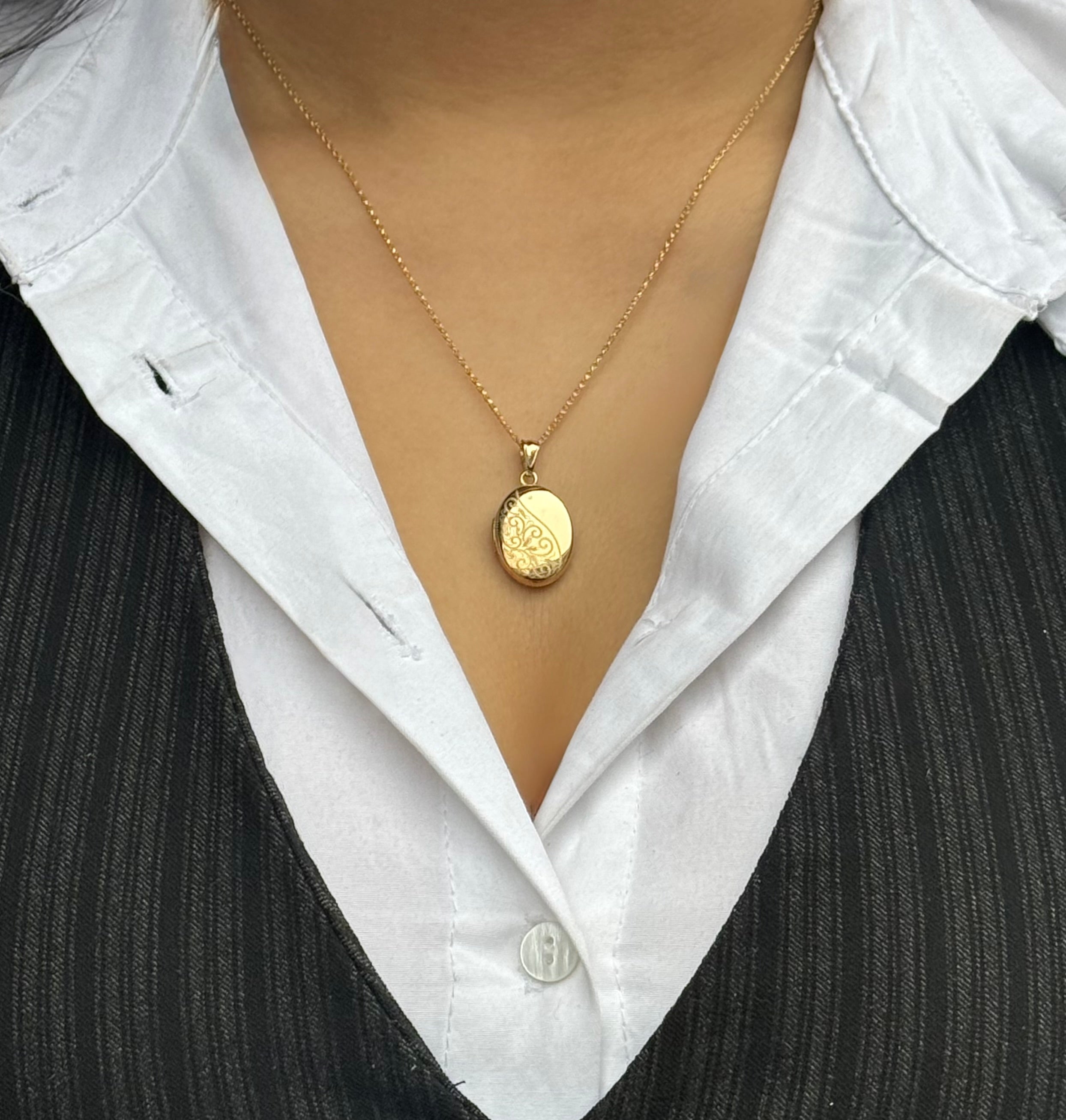 9ct Yellow Gold Oval Locket