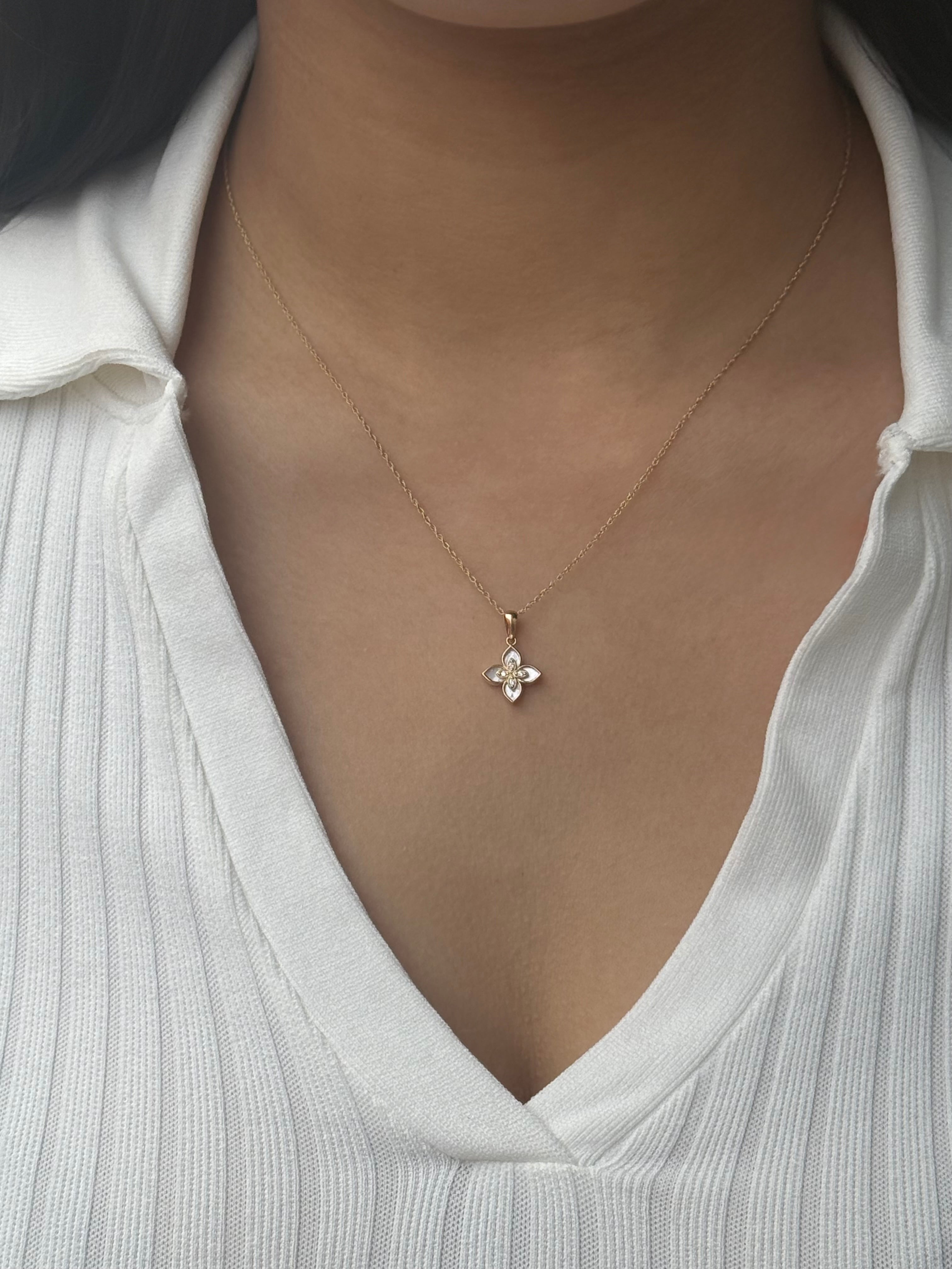 9ct Yellow Gold Mother Of Pearl CZ Flower Pendant