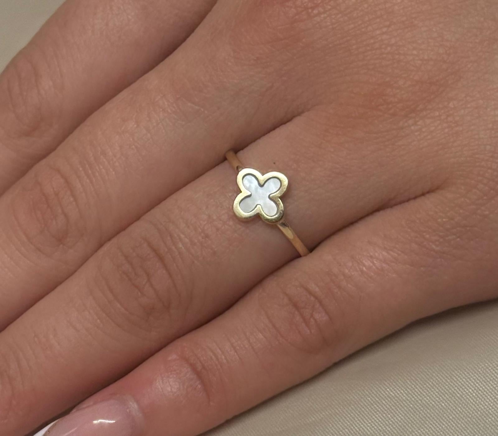 9K Yellow Gold Mother of Pearl Clover Ring