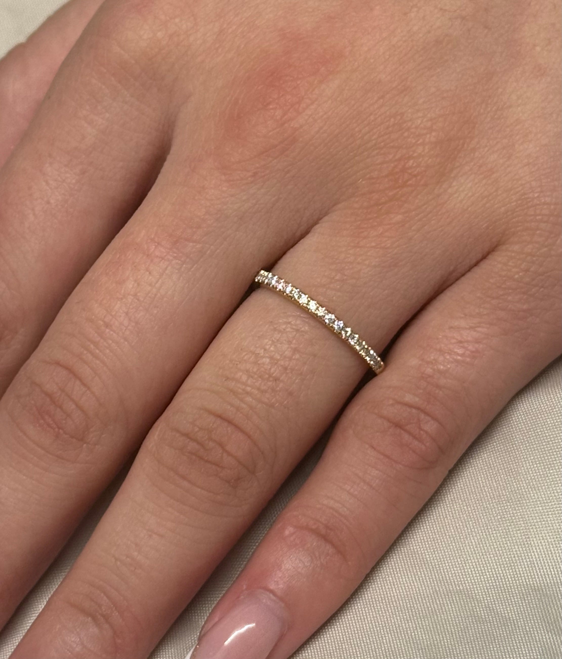 18k Yellow Gold Mini Claw Diamond Wedding Band