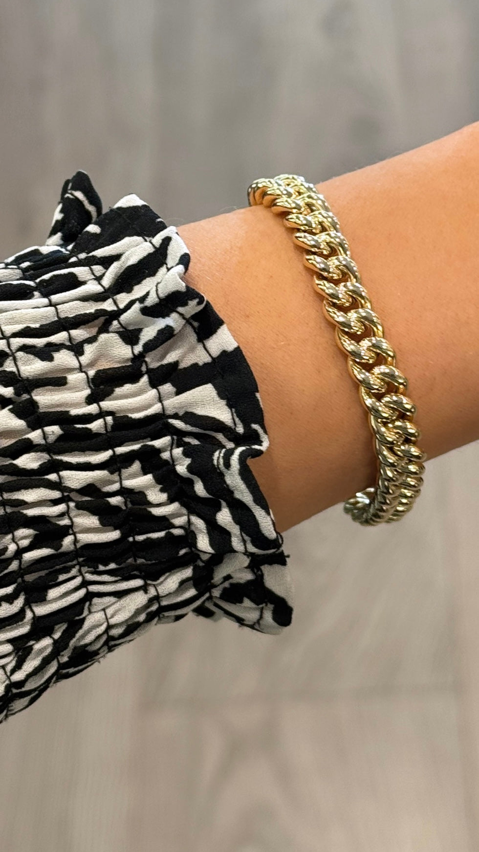 9ct Yellow Gold Rounded Curb Link With Spanish Bolt Bracelet