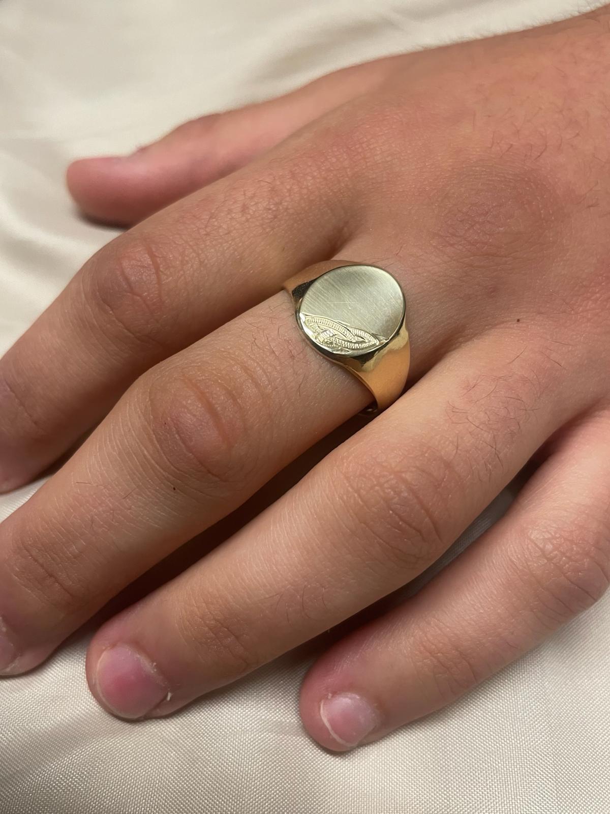 9ct Yellow Gold Engraved Oval Signet Ring